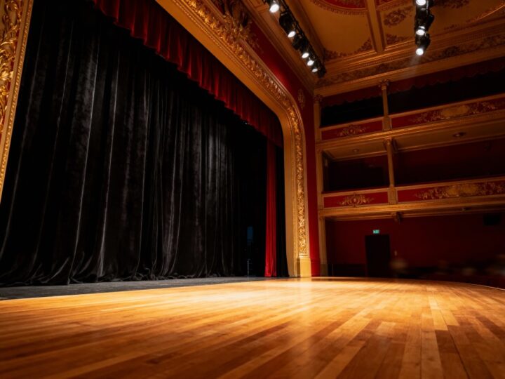 Teatralna podróż po poezji Urszuli Kozioł w „Słojach drzew