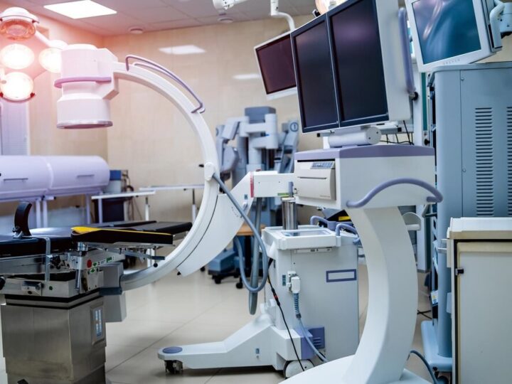 Policjantka uczy harcerzy, jak bezpiecznie poruszać się w sieci