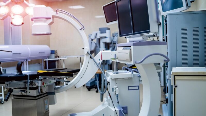 Policjantka uczy harcerzy, jak bezpiecznie poruszać się w sieci