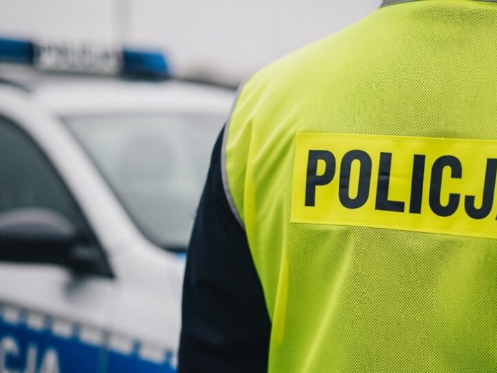 Drift na parkingu kończy się mandatem i kradzieżą znaku drogowego!