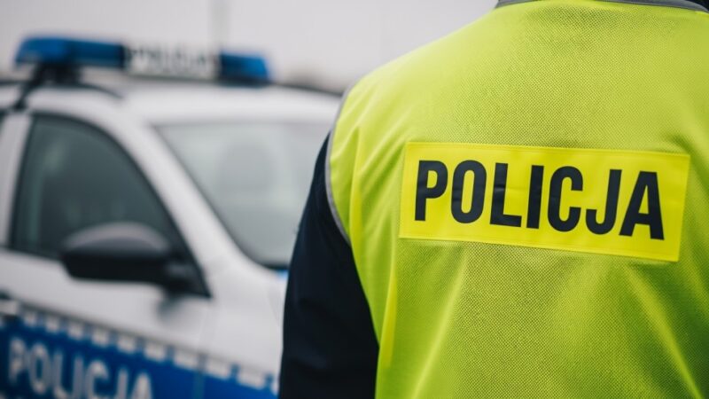 Drift na parkingu kończy się mandatem i kradzieżą znaku drogowego!