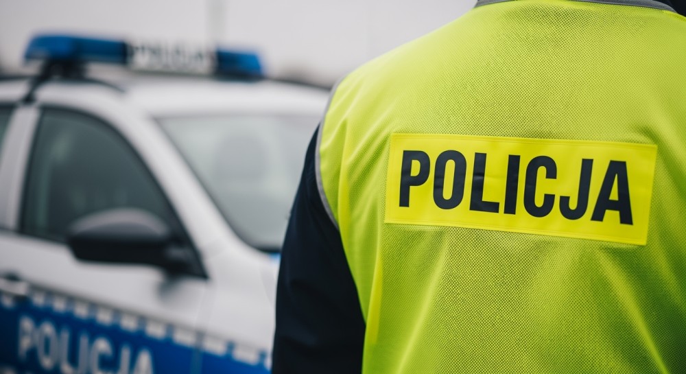 Drift na parkingu kończy się mandatem i kradzieżą znaku drogowego!