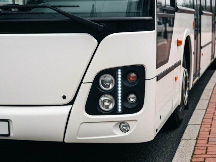 Kierowca autobusu, który zatrzymał się dla przedszkolaków – mały gest, wielka zmiana