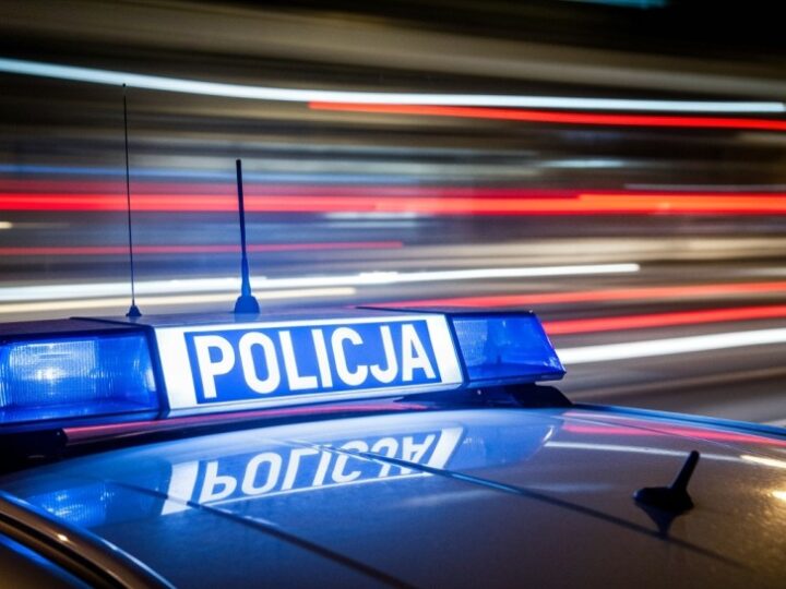 Chaos na wrocławskim osiedlu: Kierowca zablokował przejazd kolejowy!