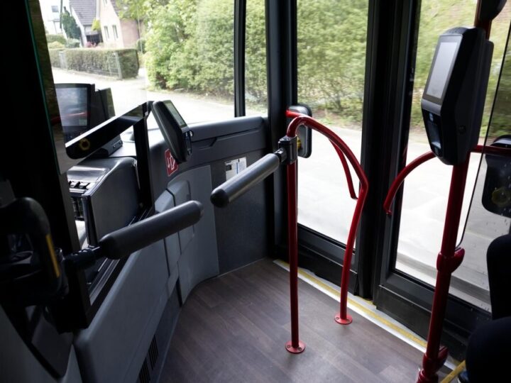 Nowa linia 306: Rewolucja w komunikacji Nowego Dworu i lotniska