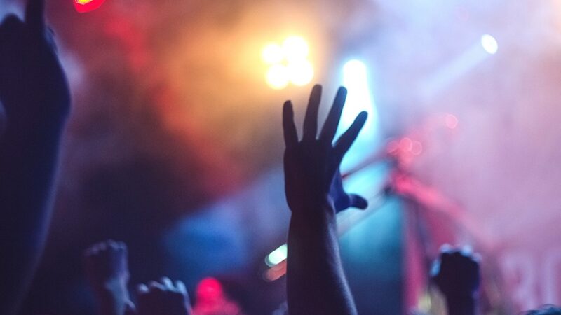 Muzyczny poranek na wrocławskim lotnisku: Fortepianowe powitanie dla podróżnych