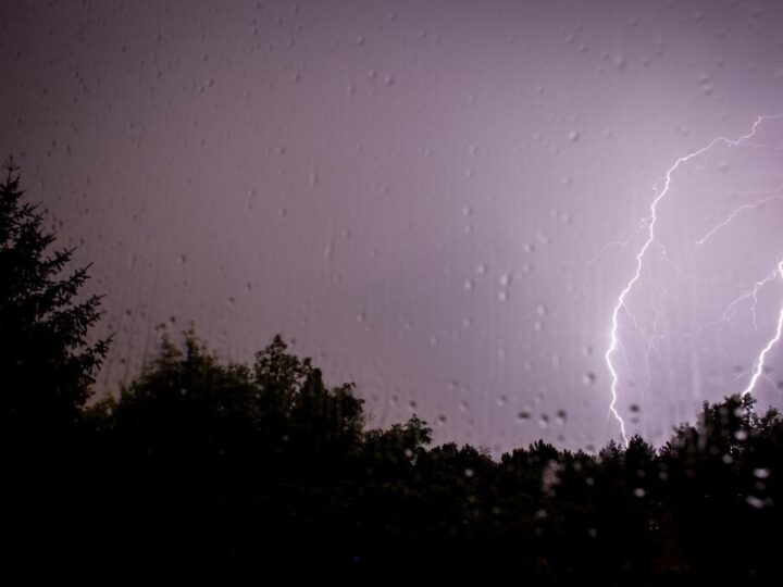 Wrocław w obliczu żywiołu: silne burze i deszcze już w niedzielę!