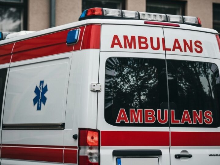 Policjanci z Wrocławia ratują 90-letnią kobietę po upadku na jezdnię