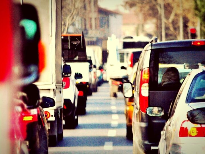 Wypadek trzech aut przy Mostach Warszawskich: Korki i utrudnienia w ruchu!