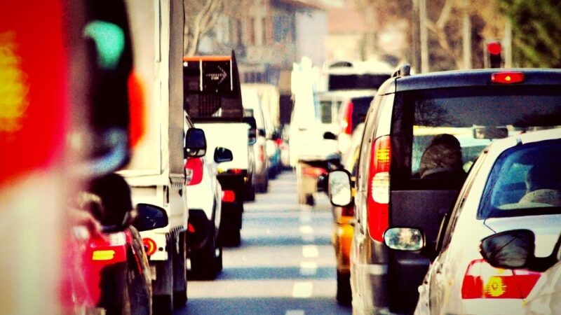 Wypadek trzech aut przy Mostach Warszawskich: Korki i utrudnienia w ruchu!