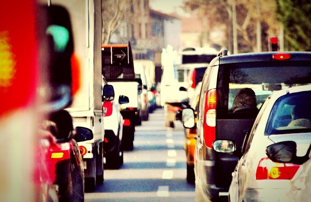 Wypadek trzech aut przy Mostach Warszawskich: Korki i utrudnienia w ruchu!