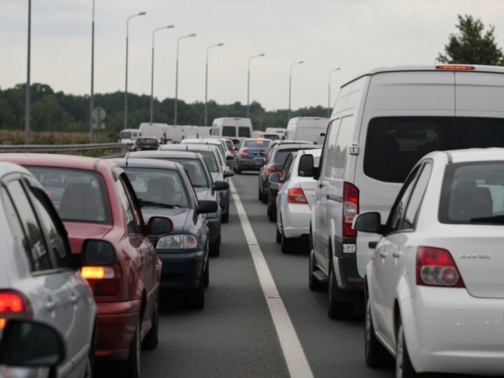 Wypadek na trasie S8: Dachowanie samochodu blokuje ruch koło Wrocławia