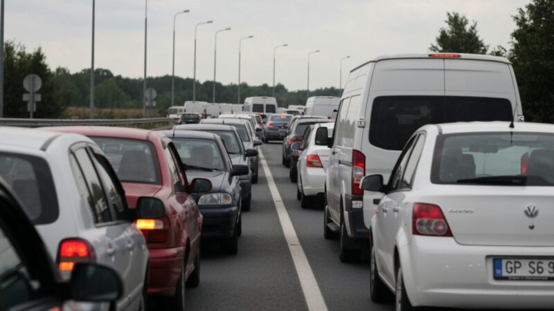 Wypadek na trasie S8: Dachowanie samochodu blokuje ruch koło Wrocławia