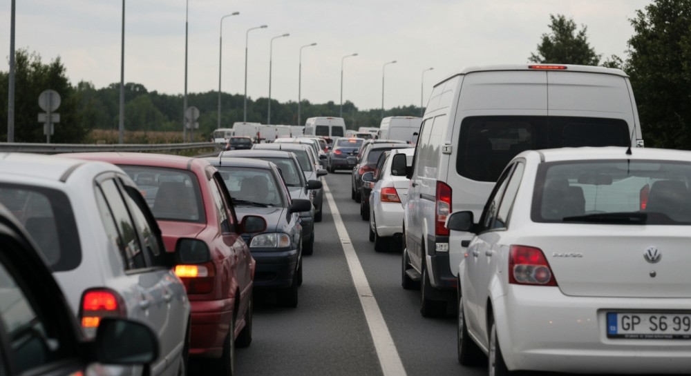 Wypadek na trasie S8: Dachowanie samochodu blokuje ruch koło Wrocławia