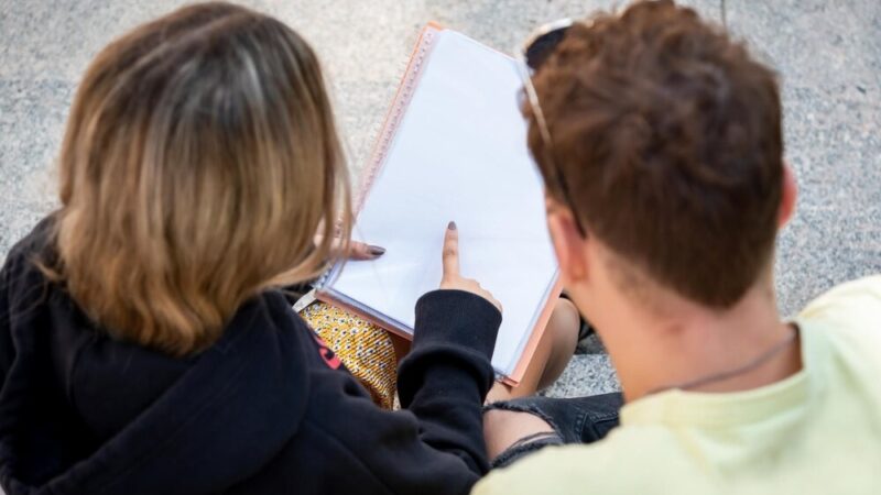 Bezpieczne dzieci, bezpieczna Jelenia Góra: Policja uczy najmłodszych zasad ochrony