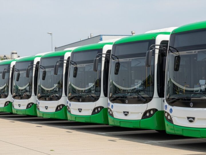 Elektryczna rewolucja we Wrocławiu: Autobusy na trasie do lotniska tylko z napędem ekologicznym!