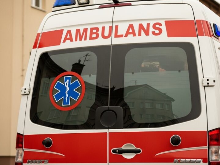 Policjanci ratują zagubioną sarenkę w upalny dzień