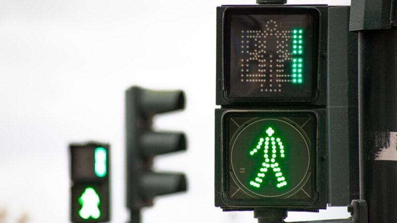 Bohaterski policjant ratuje starszego mężczyznę na pasach