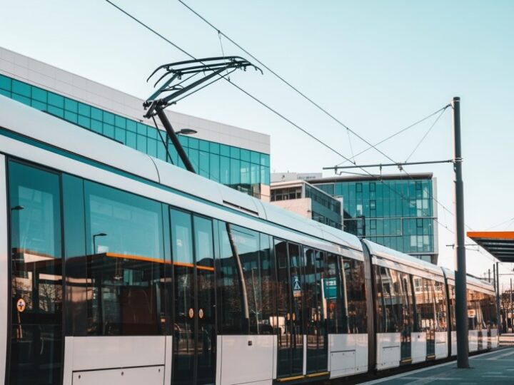 Awaria tramwajowa na Legnickiej: Objazdy i zmiany tras!