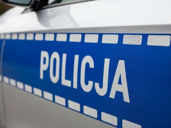 Empatia w akcji: Policjanci pomogli mężczyźnie na wózku