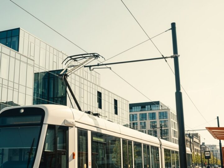 Nowoczesny tramwaj „Hultaj” z Warszawy testowany we Wrocławiu!
