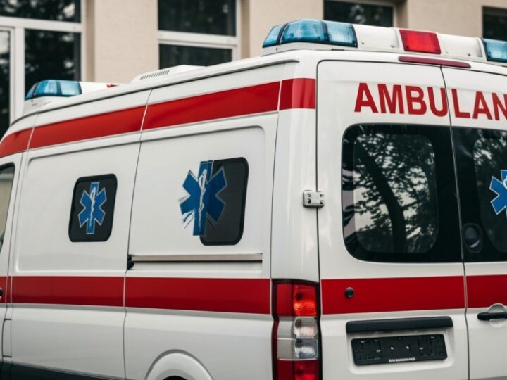Błyskawiczna pomoc policji ratuje życie kobiety po upadku z wysokości