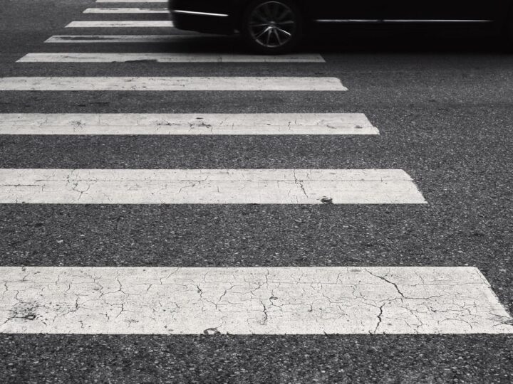Groźny wypadek w Jeleniej Górze: Piesi w szpitalu po potrąceniu na chodniku