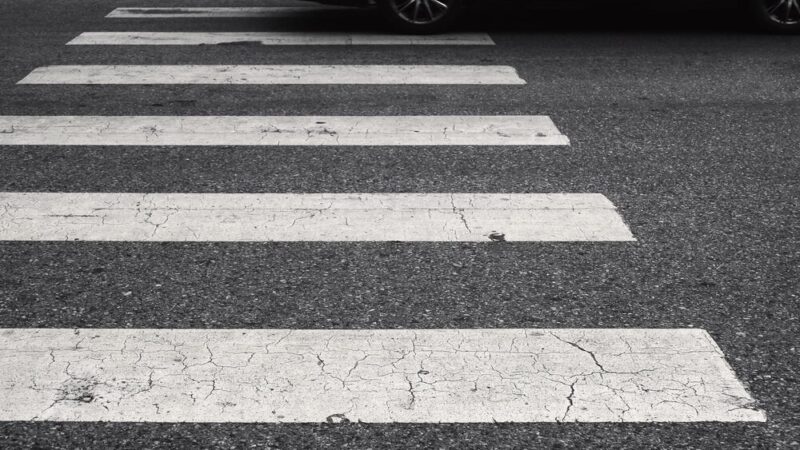 Groźny wypadek w Jeleniej Górze: Piesi w szpitalu po potrąceniu na chodniku