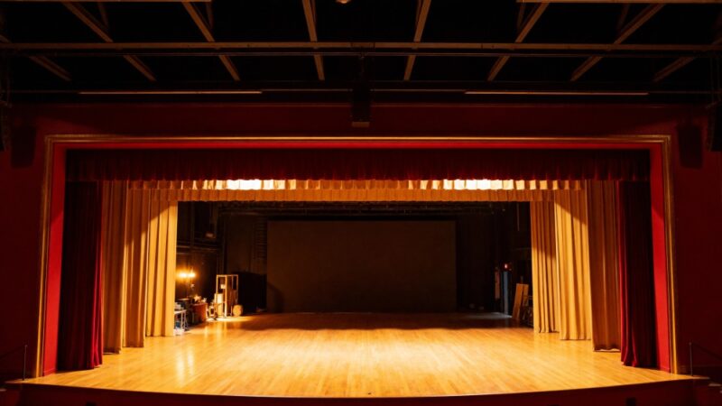 Odkryj magię pierwszego studenckiego teatru satyry we Wrocławiu!