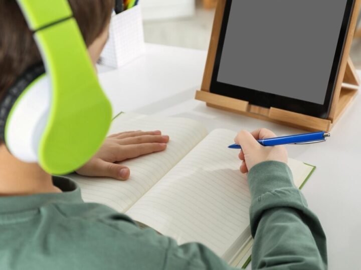 Cyfrowa edukacja: Jak technologia zmienia oblicze szkół?