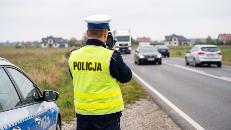 Uciekał przed policją, rozbił mazdę o nasyp. Jechał mimo zakazu i po narkotykach