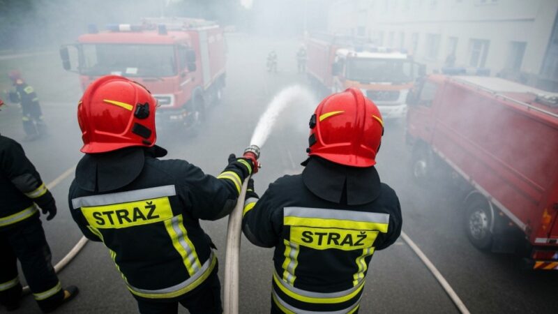 Policjanci wynieśli dziewczynkę z zadymionego budynku. Liczyła się każda chwila
