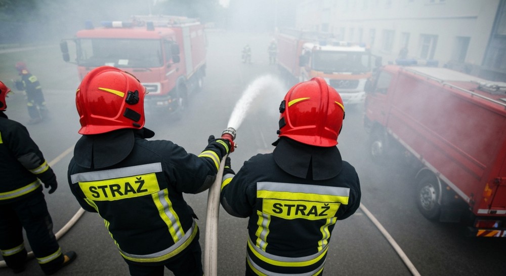 Policjanci wynieśli dziewczynkę z zadymionego budynku. Liczyła się każda chwila